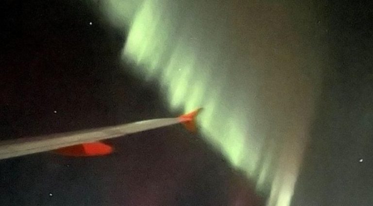 Pilot, yolculara kuzey ışıklarını gösterebilmek için uçağı 360 derece döndürdü