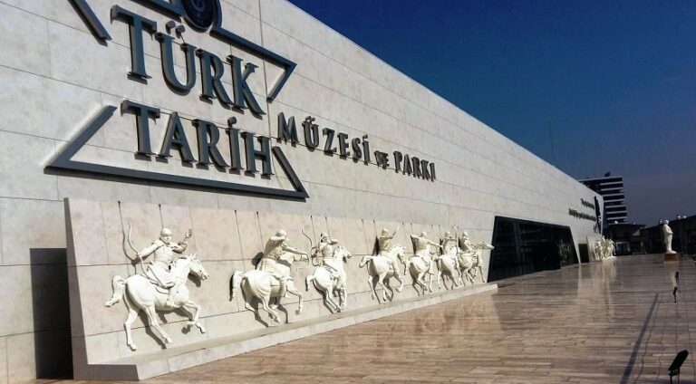Cumhuriyet’in 100’üncü yıl kutlamaları kapsamında Mustafa Kılıç “ Havada İz Bırakanlar ” sergisi düzenliyor