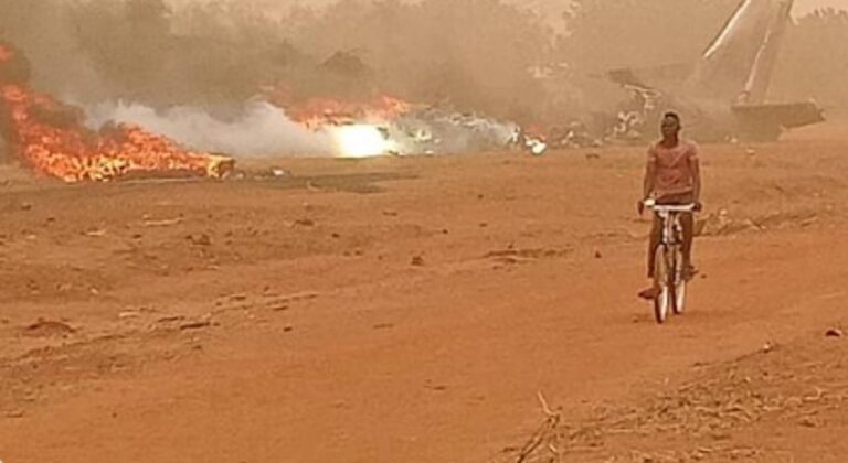 Güney Sudan’da Antonov An-26 tipi kargo uçağı düştü (video)