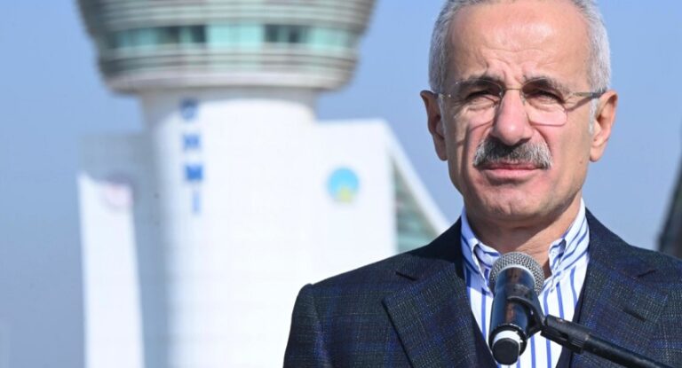 Ulaştırma ve Altyapı Bakanı Uraloğlu: “Hava yollarımızı kullanan yolcu sayısı geçen yılın aynı ayına göre yüzde 25,5 rekor bir artış yaşadı”