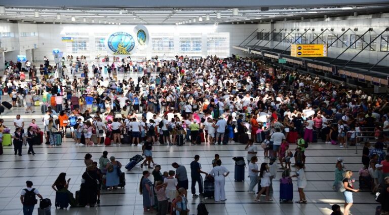 Nisan ayında Türkiye genelinde hizmet veren havalimanlarında toplamda 17 milyon 973 bin yolcu taşındı