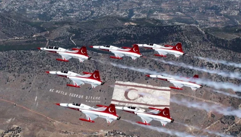 20 Temmuz Barış ve Özgürlük Bayramı’nın 50’nci yıl dönümü kutlamaları kapsamında deniz ve hava gösterileri yapıldı (video)