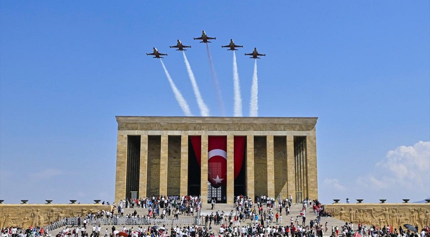 Türk Yıldızları’ndan 30 Ağustos’a özel Anıtkabir saygı uçuşu