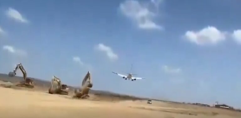 Utair uçağı inşaat halindeki piste inişi son anda iptal etti (video)