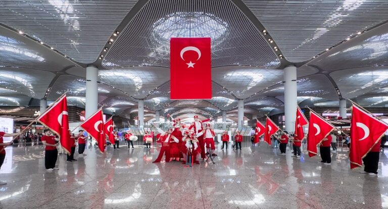 İGA İstanbul Havalimanı misafirlerini  ‘Cumhuriyet coşkusu’na ortak ediyor