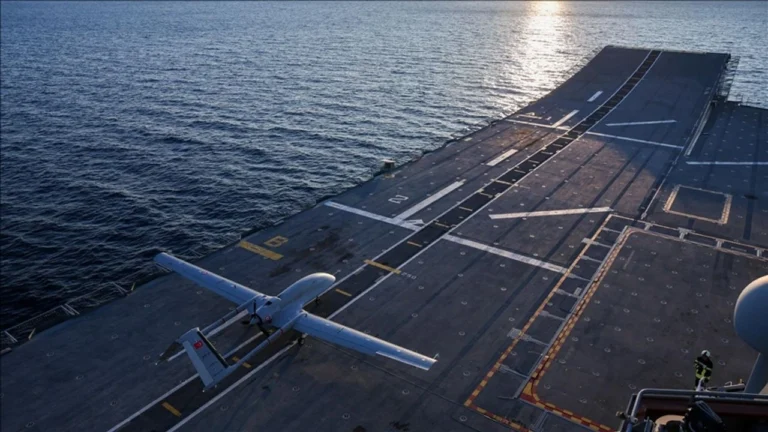 Mavi Vatan’da tarihi an: TB3, TCG Anadolu’ya başarıyla inip kalktı