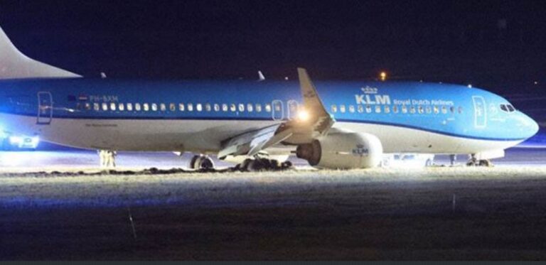 KLM’e ait B737-800 uçağında hidrolik arızası, Norveç’te pistten çıktı