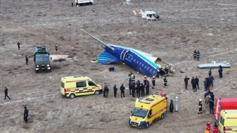 Azerbaycan Hava Yolları’nın E190 Uçağı Aktau Havalimanı 11 pisti Öncesinde Araziye İnerek Kaza Geçirdi