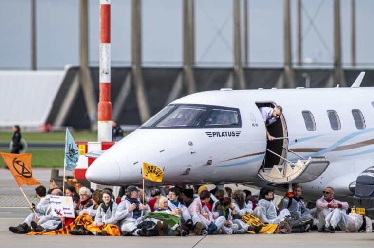 Onlarca XR iklim aktivisti Schiphol’de yıllarca uçmaktan men edildi