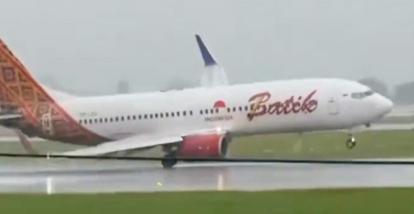 Batik Air B737’sinden Fırtınalı Havada Korkutan İniş (video)