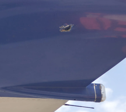 AJET uçağına merdiven aracı çarptı, uçuş iptal edildi