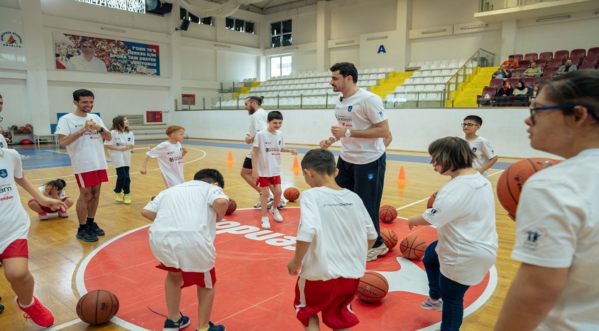 Anadolu Efes Spor Kulübü ve Corendon iş birliği: Ziçev’in Özel Sporcularına Basketbol Eğitimi