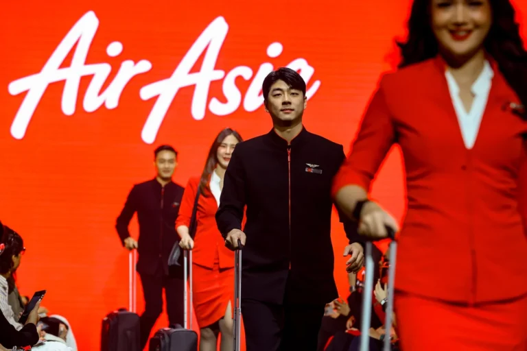 AirAsia, Kuala Lumpur Moda Haftası’nda geliştirilmiş kabin ekibi üniformalarını tanıttı