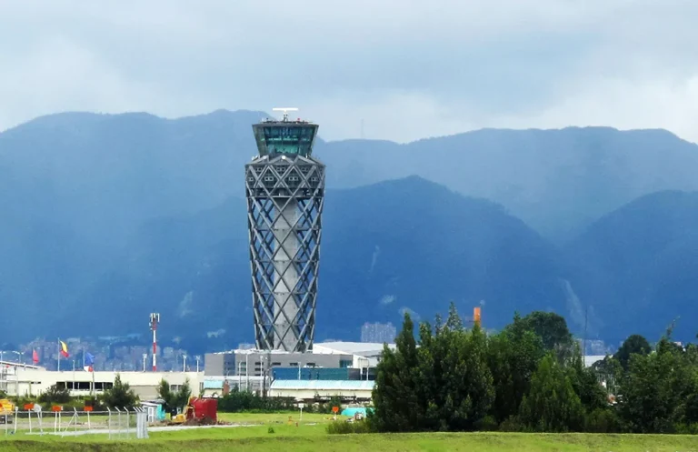 18 yaşındaki oğlunun hava trafiğini yönetmesine izin veren ATC görevden alındı