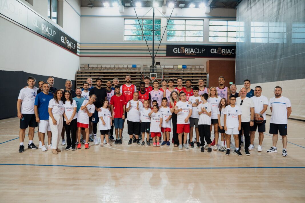 Corendon Turizm Grubu ve ZİÇEV Çocukları, Anadolu Efes Antrenmanını Ziyaret Etti