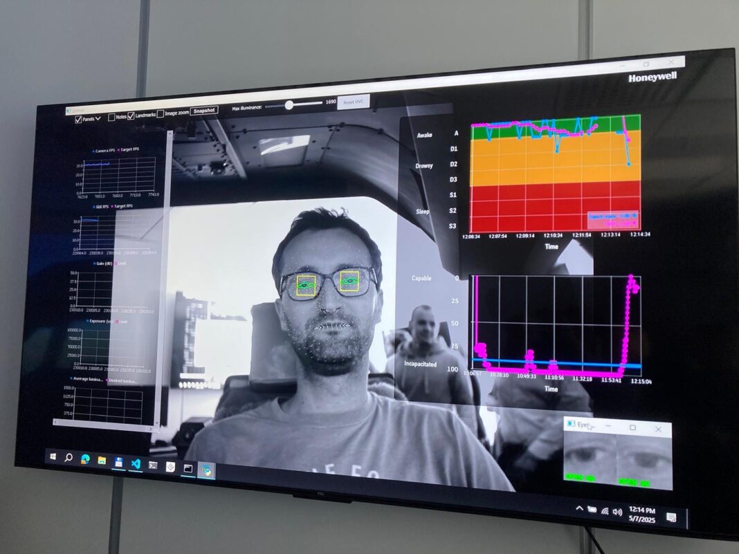 Çekya’da bilim insanları pilotların uykuya dalmasını önlemek için izleme sistemi geliştirdi