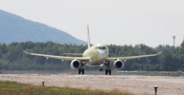 Hindistan, SJ-100 yolcu uçaklarını üretmek için Rus şirketi UAC ile ortaklık kurdu