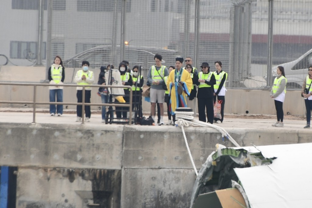 Aileler, sevdiklerinin yasını tutmak için uçak kazasının yakınında toplandı
