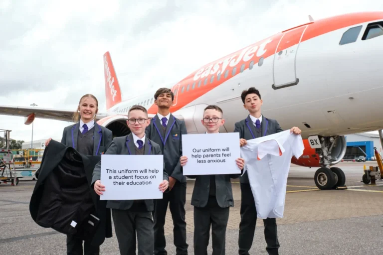 easyJet’ten anlamlı hareket: Eski Pilot ve Kabin Memuru üniformalarıyla eğitime destek veriyor