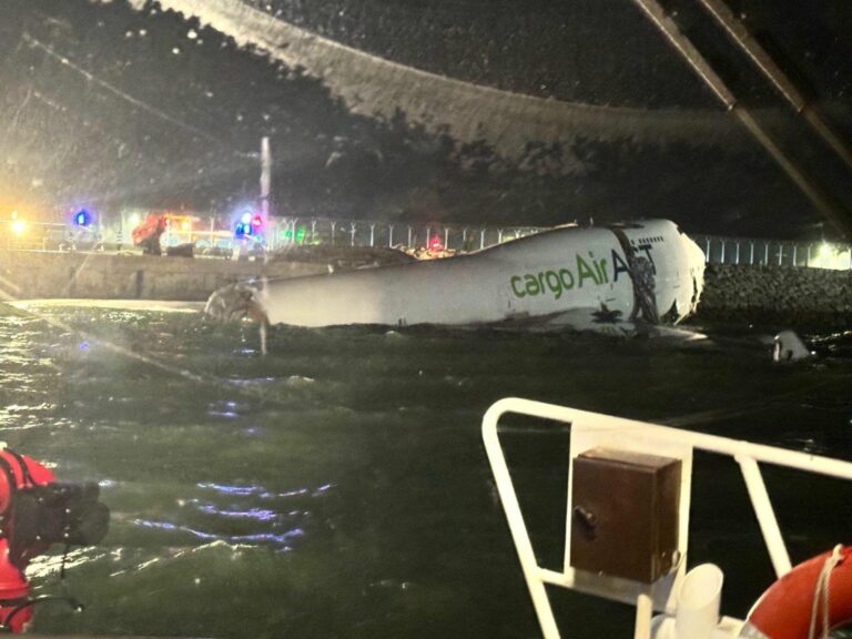 Cargo Air ACT uçağı devriye aracına çarparak denize düştü, araçtaki 2 kişi hayatını kaybetti [VİDEO]