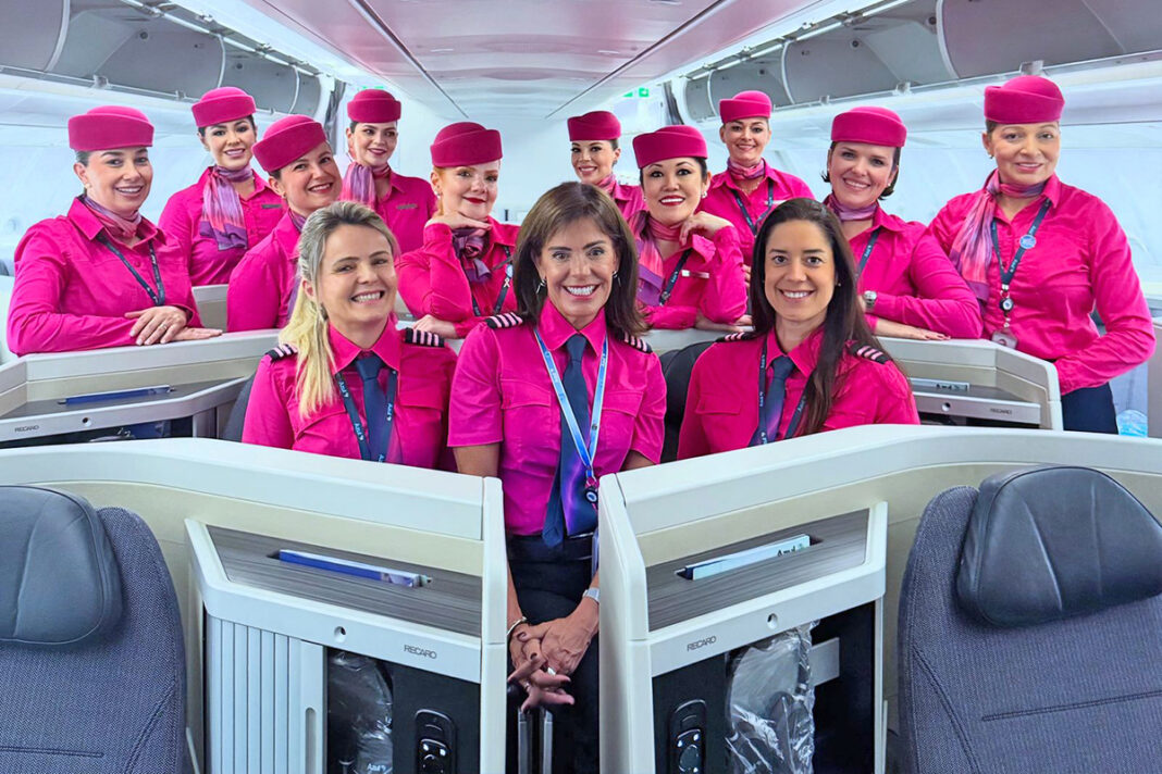 Meme kanserini yendi, özel uçuşta tümü kadınlardan oluşan ekiple uçtu