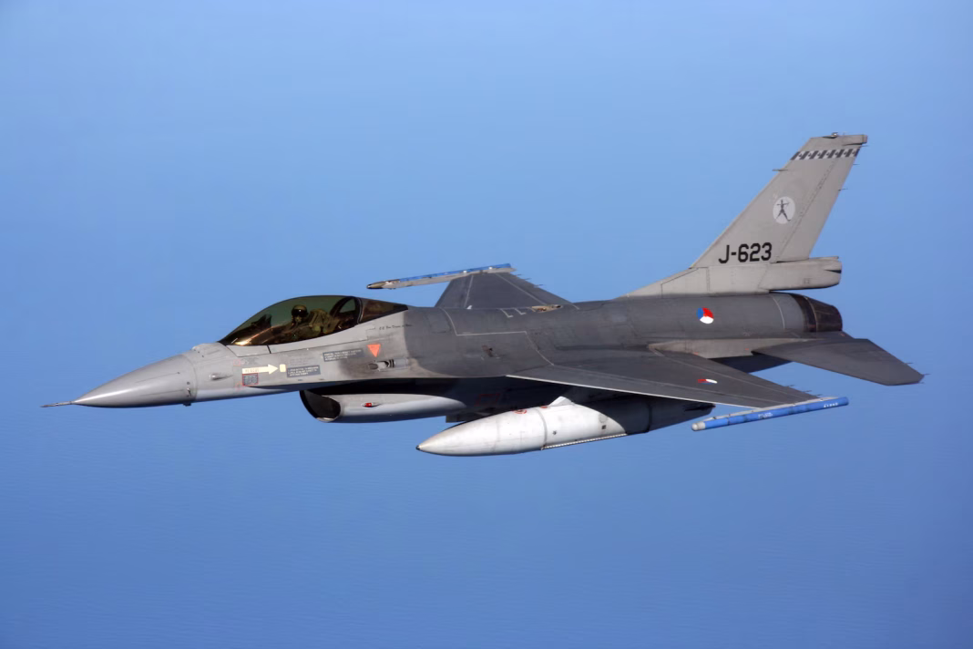 Romanya, 18 adet Hollanda yapımı F-16 savaş uçağını 1 avroya satın aldı!