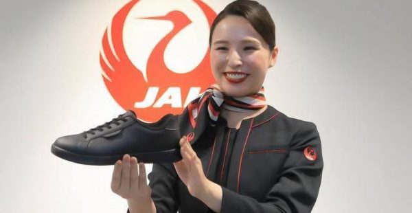 Japan Airlines, kabin ekibinin ve yer personelinin spor ayakkabı giymesine izin veriyor