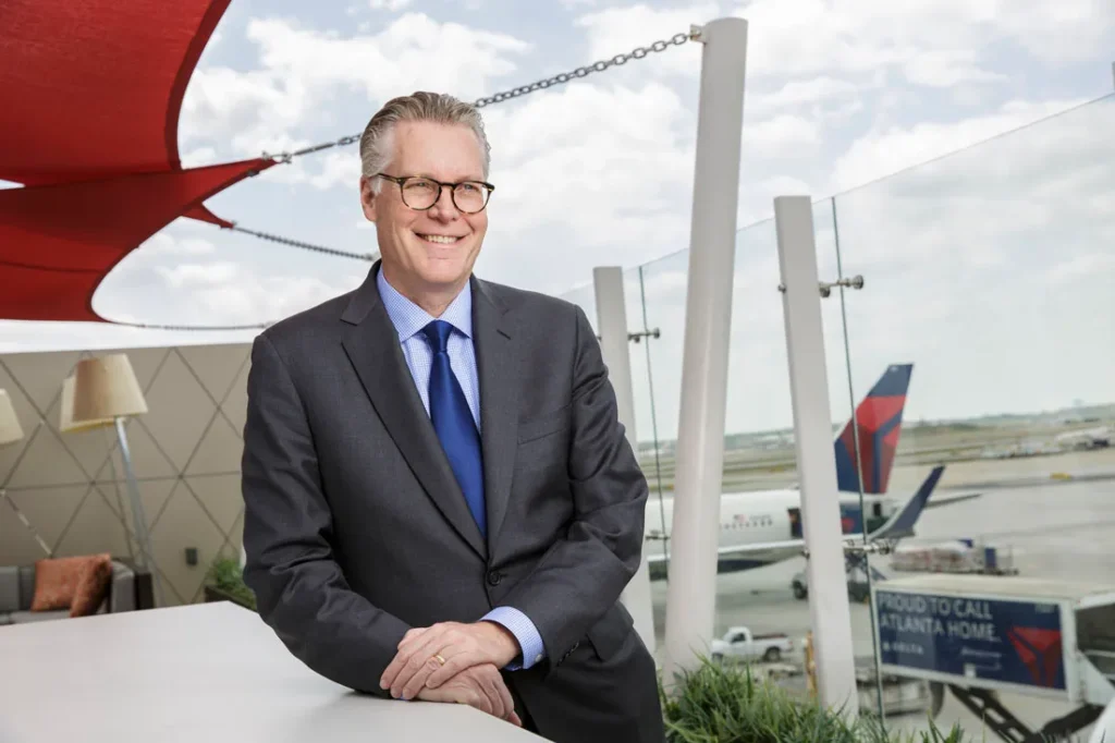 Dünyanın En Yüksek Maaş Alan İkinci CEO’su Ekonomi Sınıfında Uçuyor