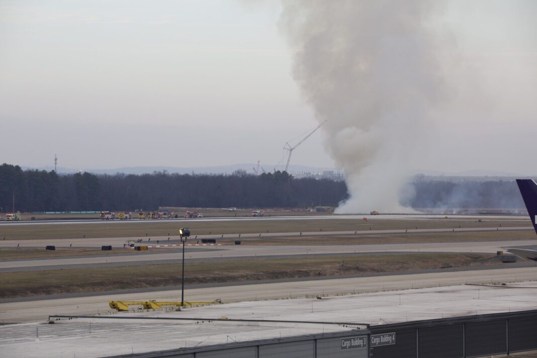B777 tipi uçak kalkıştan sonra motor arızası yaşadı ve havalimanındaki bitki örtüsünde yangına neden oldu