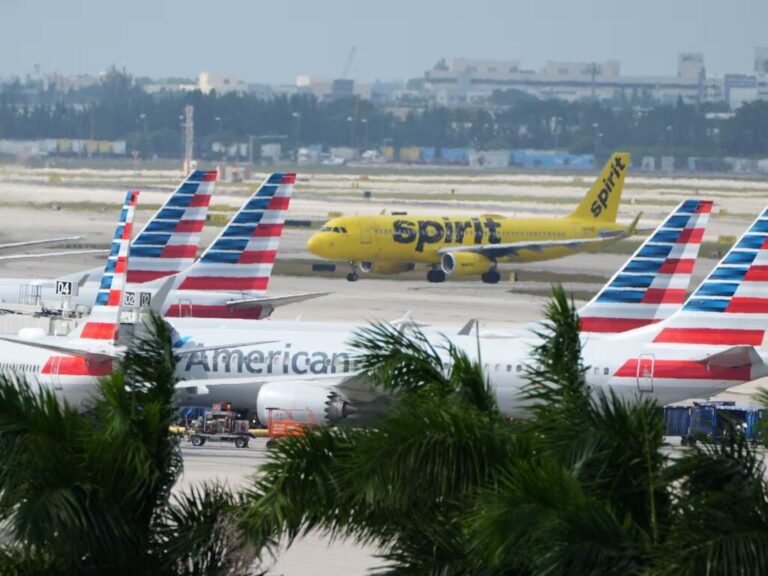 American Airlines, Spirit Airlines’dan iki adet kapılı girişi 30 milyon dolara satın aldı