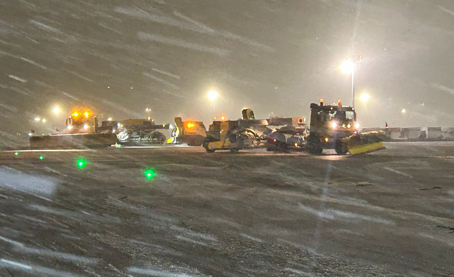 Sabiha Gökçen Havalimanı’nda HEAŞ’tan karla mücadele: Pistler açık tutuluyor