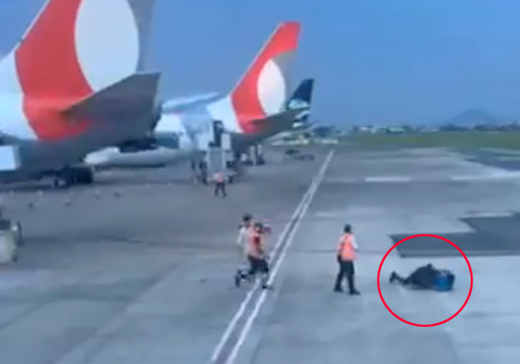 Uçakta tartıştılar, apronda dövüştüler!