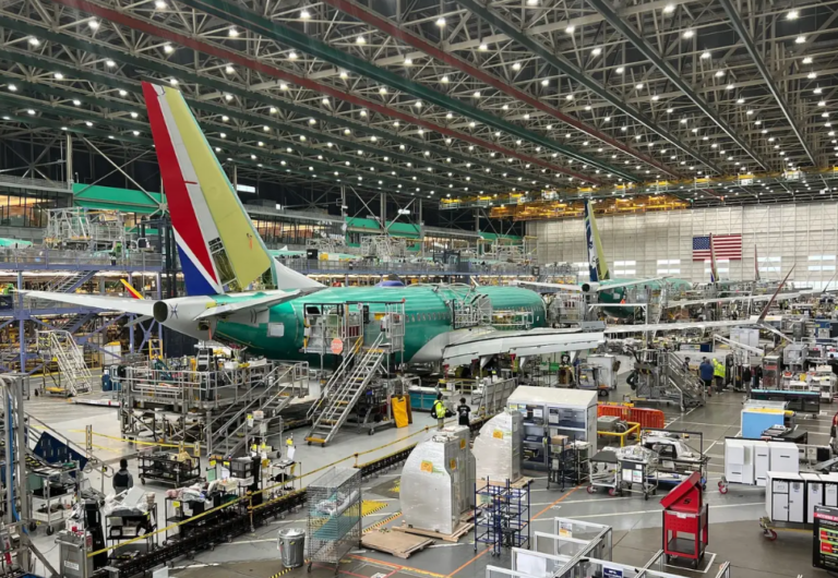 Teslimata hazır 737 MAX uçaklarında çizilmiş kablolar tespit edildi