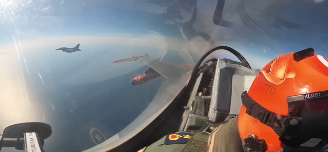 Milli seyir füzesi SOM-J canlı harp başlığıyla hedefini tam isabetle vurdu