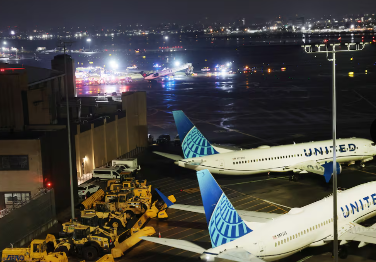 New York La Guardia Havaalanında CRJ900 Uçağı İniş Sonrası Pistte İtfaiye Aracıyla çarpıştı