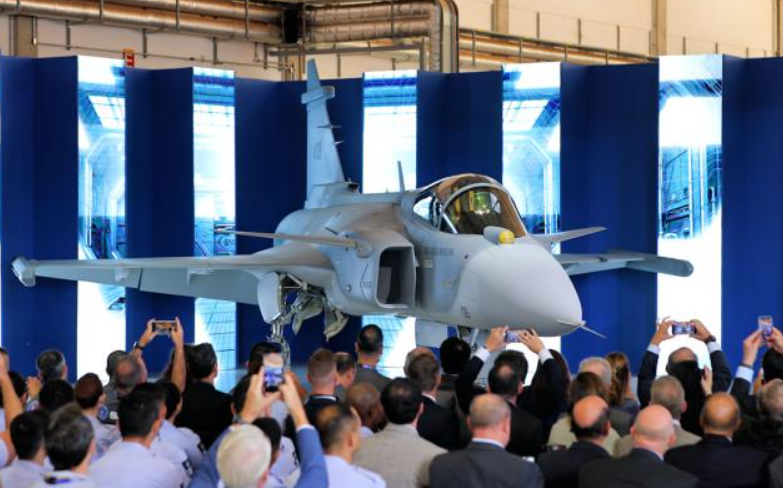 Brezilya’da üretilen ilk Gripen E savaş uçağı tanıtıldı