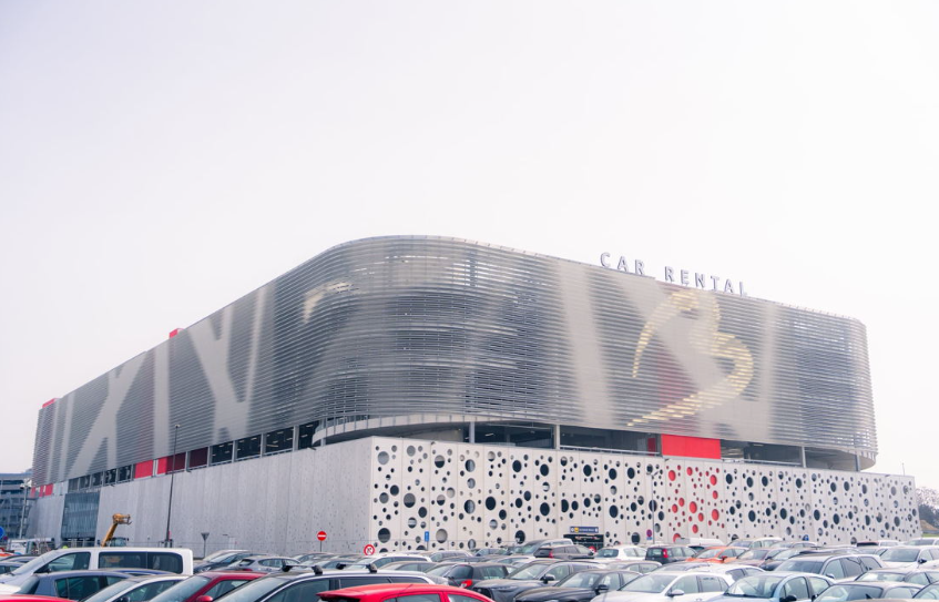 Brüksel Havalimanı, elektrikli araç şarj istasyonları ve güneş enerjisiyle çalışan sürdürülebilir bir otopark merkezi açtı