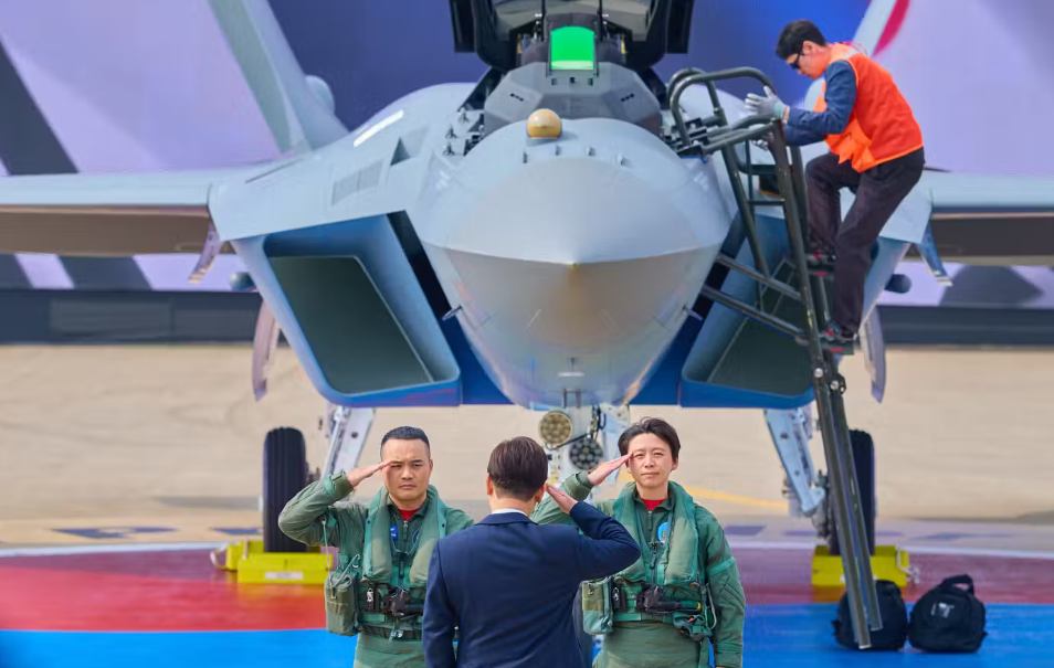 İlk seri üretim KF-21 Boramae savaş uçağı montaj hattından çıktı