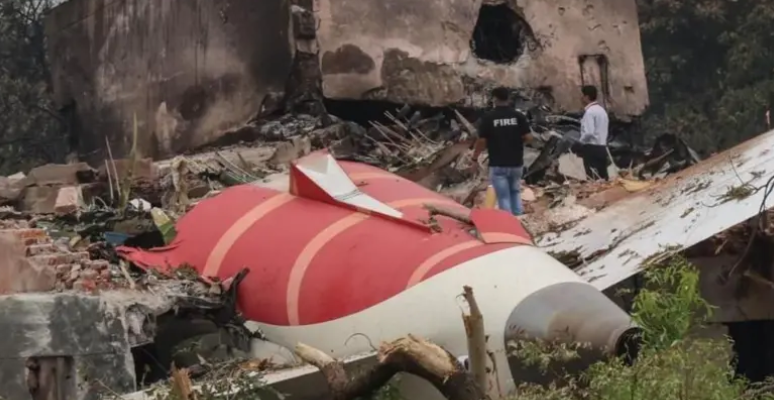 Air India B787 kazası kurbanlarının aileleri kara kutu verilerini talep ediyor