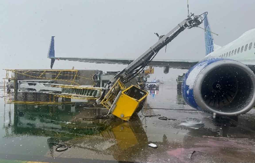 Kokpitte iletişim eksikliği: de-icing araçlarına çarptılar
