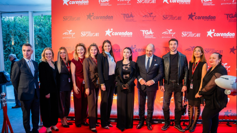 Corendon Airlines, Özge Yağız ve Yusuf Çim’i Varşova’da hayranlarıyla buluşturdu