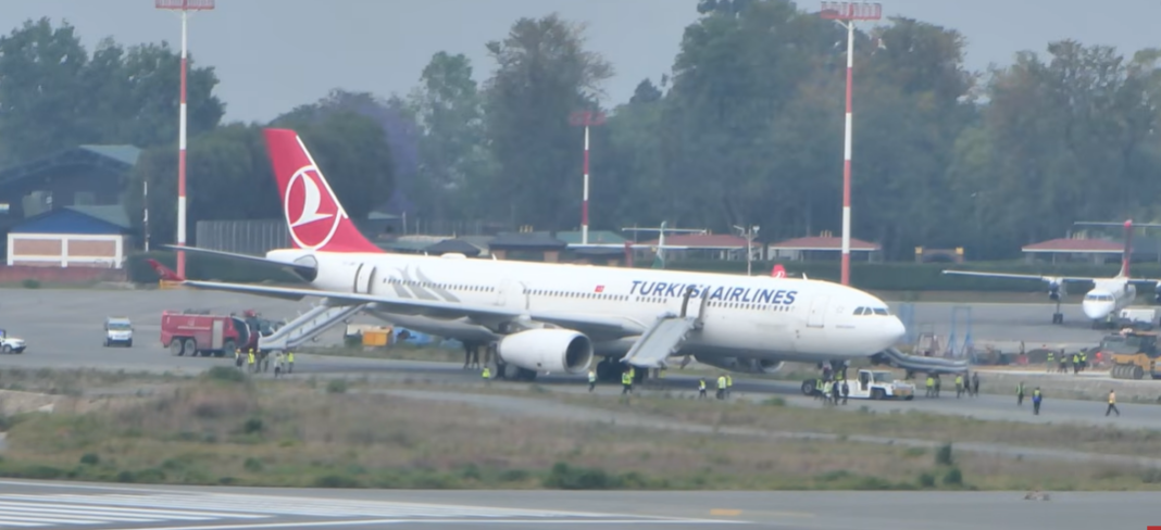 Nepal’de iniş sonrası tekerleklerinden duman çıktığı görülen THY’ye ait A330-300 tipi uçak tahliye edildi