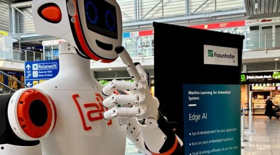 Nürnberg Havalimanı’nda yolcular için robot asistan denemeleri başladı