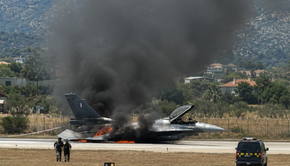 Yunan F-16’sı zorunlu inişin ardından alevler içinde kaldı Yunan F-16’sı zorunlu inişin ardından alevler içinde kaldı