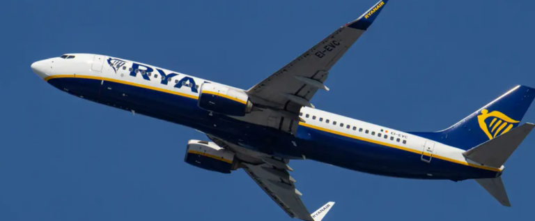 B737-800 tipi uçak Ryanair adına Selanik Havalimanından Kalkışı Sonrası Kabin Camı Parçalanınca Geri Döndü