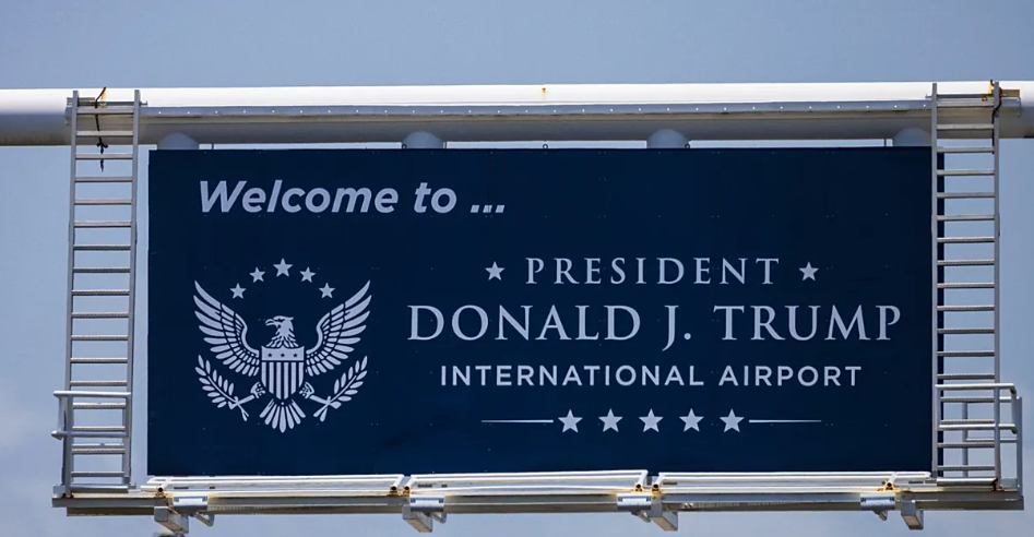 Florida’daki havalimanının adı ‘Donald J. Trump Uluslararası Havalimanı’ olarak değiştirildi Florida’daki havalimanının adı ‘Donald J. Trump Uluslararası Havalimanı’ olarak değiştirildi