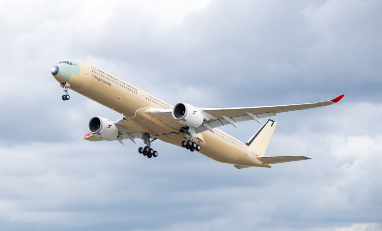 Airbus, A350-1000 uçağına sıcak yakıt ikmali yaptı Airbus, A350-1000 uçağına sıcak yakıt ikmali yaptı