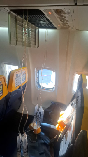 Ryanair B737 Uçağının Camının Hasarlanması Öncesinde Motor Fan Kanadında Parçalanma Meydana Geldiği Görüldü Ryanair B737 Uçağının Camının Hasarlanması Öncesinde Motor Fan Kanadında Parçalanma Meydana Geldiği Görüldü
