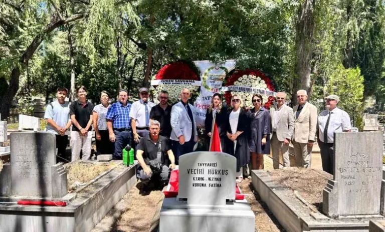 Türk havacılığının öncü isimlerinden Vecihi Hürkuş, vefatının 57. yılında kabri başında anıldı