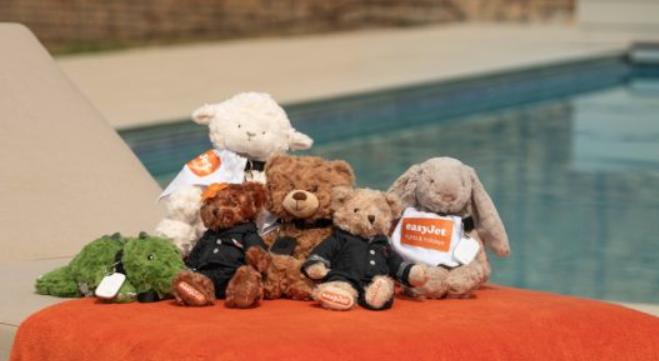 EasyJet, özel biniş kartlarıyla uçaklara peluş oyuncaklar getiriyor